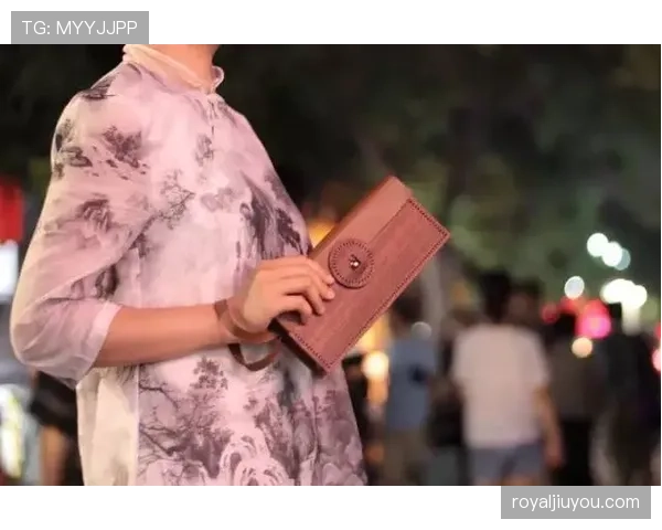 王欣瑜机场随手拎的包,估计我得存好几年 王欣瑜机场随手拎的包,估计我得存好几年